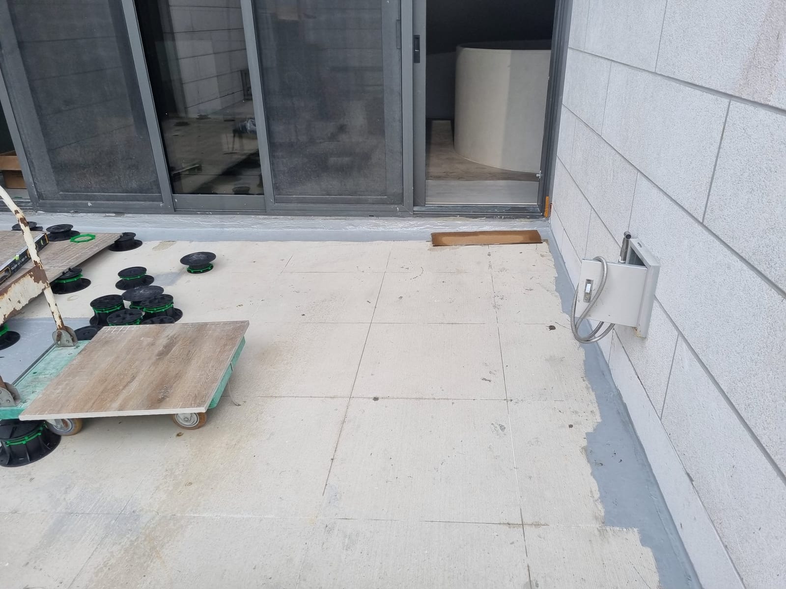 구리 고급빌라 데크 — 실내 연결부 구간, 시공 전