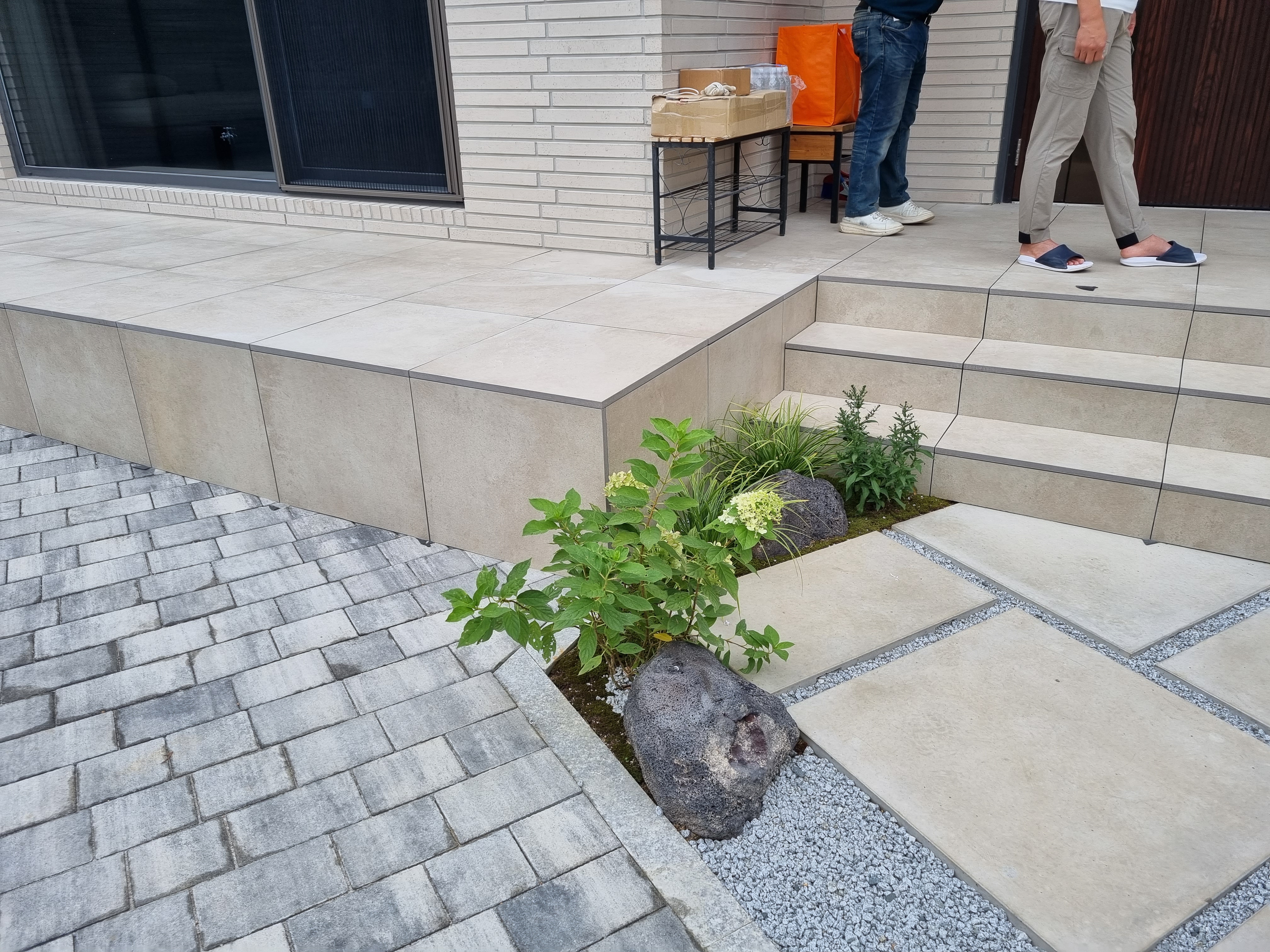 강화도 전원주택 데크 — 데크 측면 마감과 화단·자연석 조경