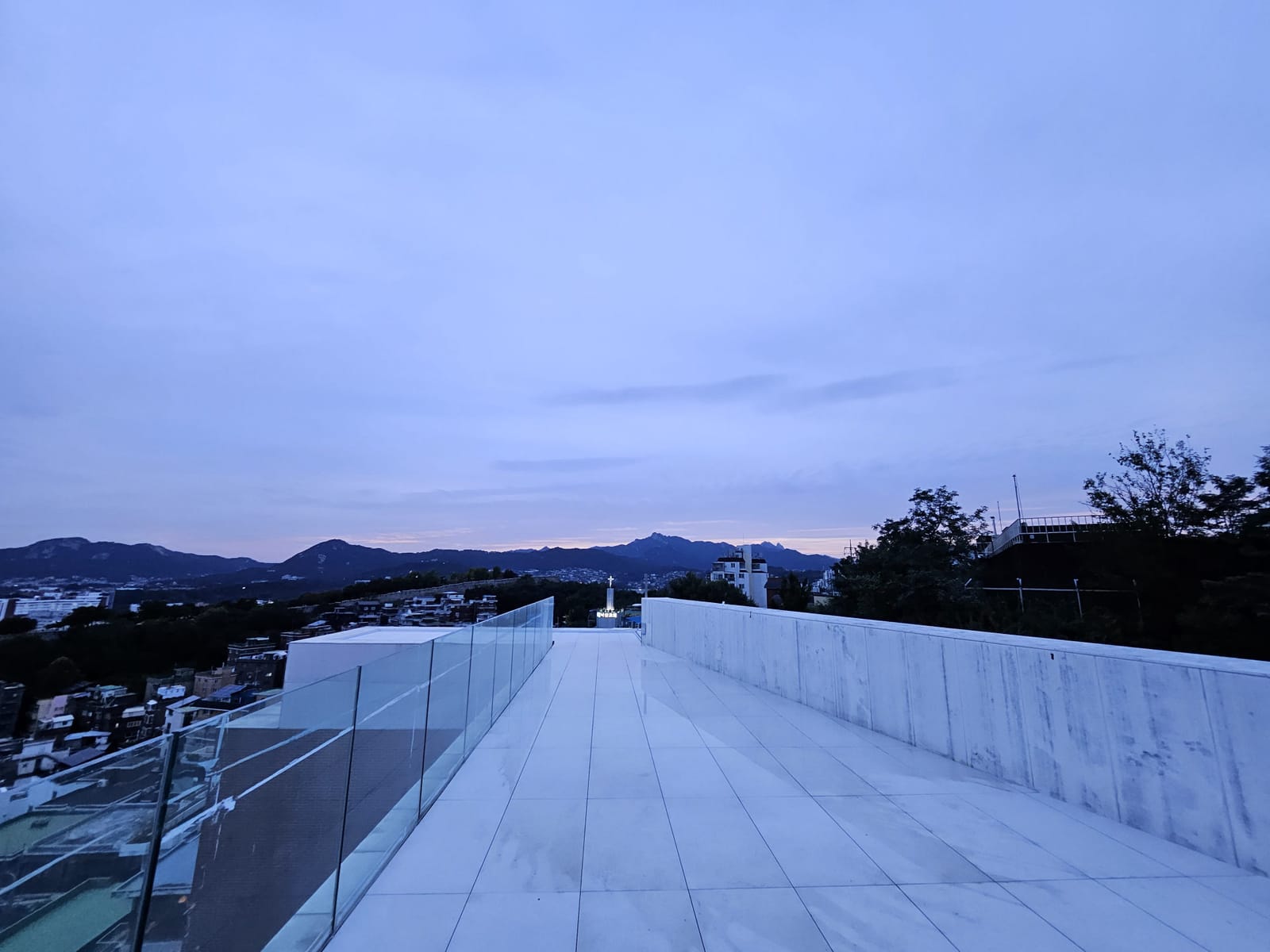 종로 창신동 카페 건물 옥상 데크 — 옥상 데크 코너부, 산 능선 방향 조망