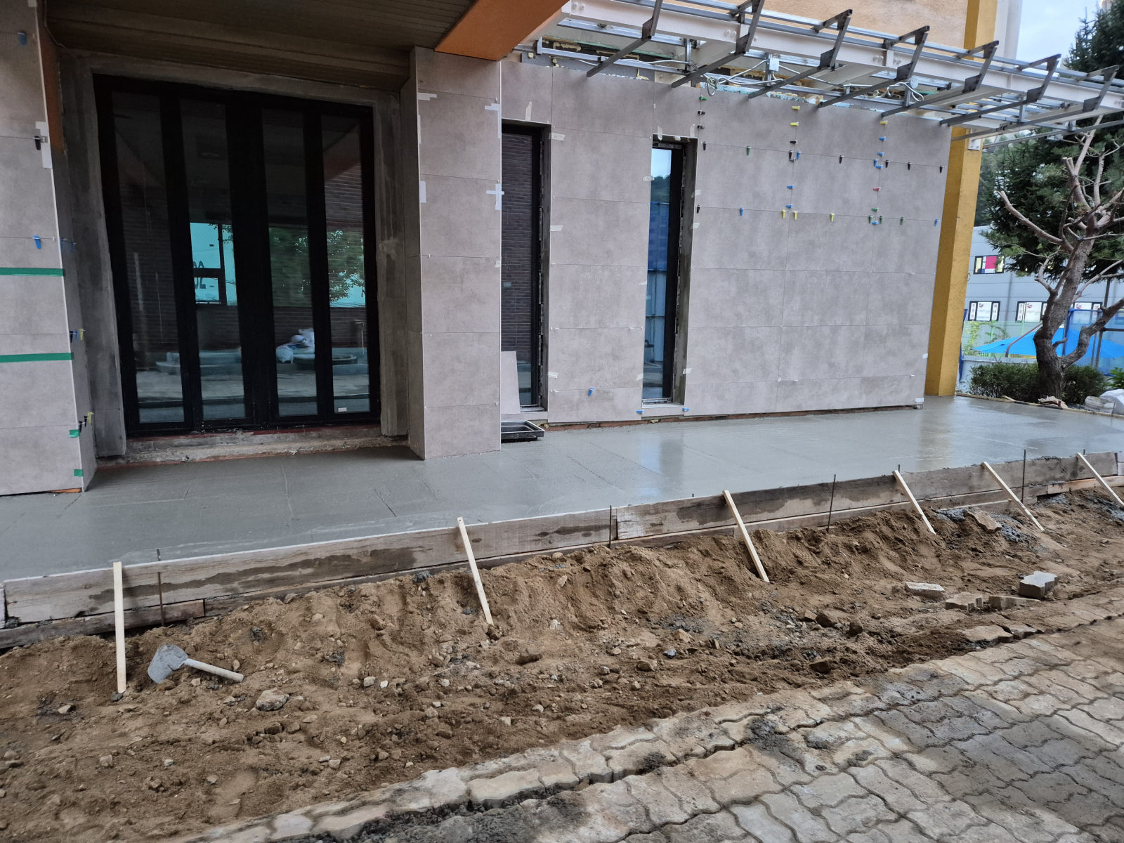 용인 지역 초등학교 페데스탈 데크 — 옥상 테라스 하부 프레임 작업